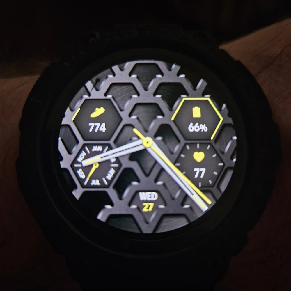 Samsung Galaxy Watch 5 comes with charger as well